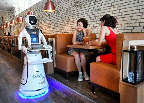 روبوت يقدم المشروبات في مطعم دادوان في مدينة ماستريخت جنوب هولندا. صورة لرويترز.